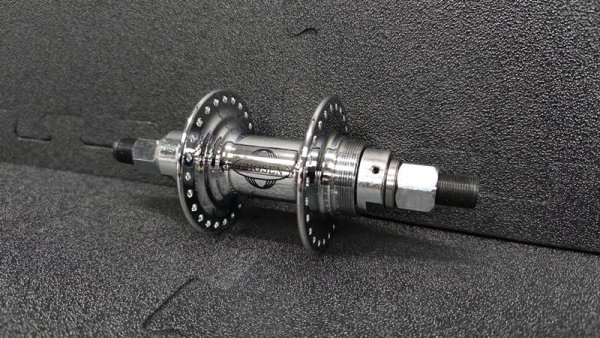 NOS &Kappa;έ&nu;&tau;&rho;&omicron; &Omicron;&pi;ί&sigma;&theta;&iota;&omicron; Chosen &Alpha;&lambda;&omicron;&upsilon;&mu;&iota;&nu;ί&omicron;&upsilon; &mu;&epsilon; &kappa;&lambda;&epsilon;&iota;&sigma;&tau;ά &rho;&omicron;&upsilon;&lambda;&epsilon;&mu;ά&nu; Rear Hub w/ Sealed Bearings Chrome 14mm - 48H